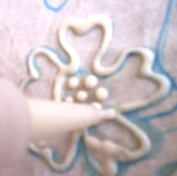 batik flour fill using plastic bottle