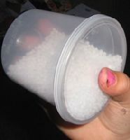 shake contianer to mix candle dye in wax