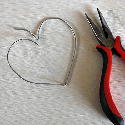 making a wire heart for keyring