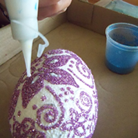 trace glue onto easter egg